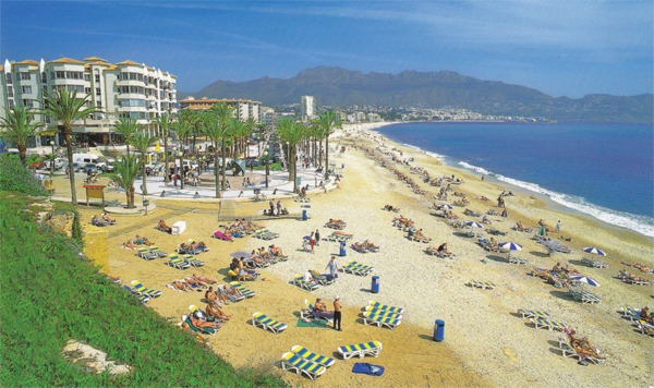 Der Strand Alteas lockt immer wieder viele Touristen an!